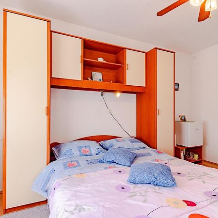 Apartments And Rooms With Parking Space مالي ستون الغرفة الصورة
