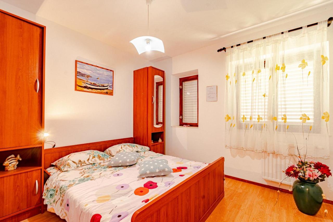 Apartments And Rooms With Parking Space مالي ستون المظهر الخارجي الصورة