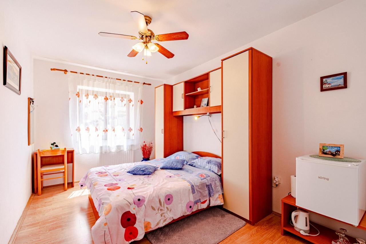 Apartments And Rooms With Parking Space مالي ستون المظهر الخارجي الصورة
