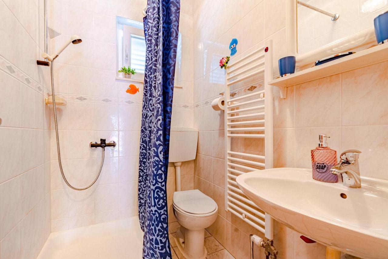 Apartments And Rooms With Parking Space مالي ستون المظهر الخارجي الصورة