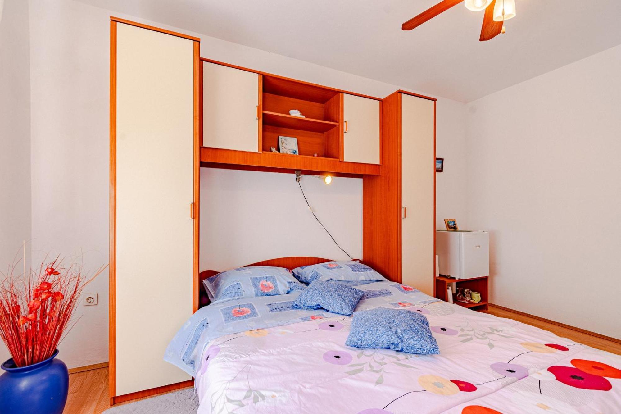 Apartments And Rooms With Parking Space مالي ستون الغرفة الصورة