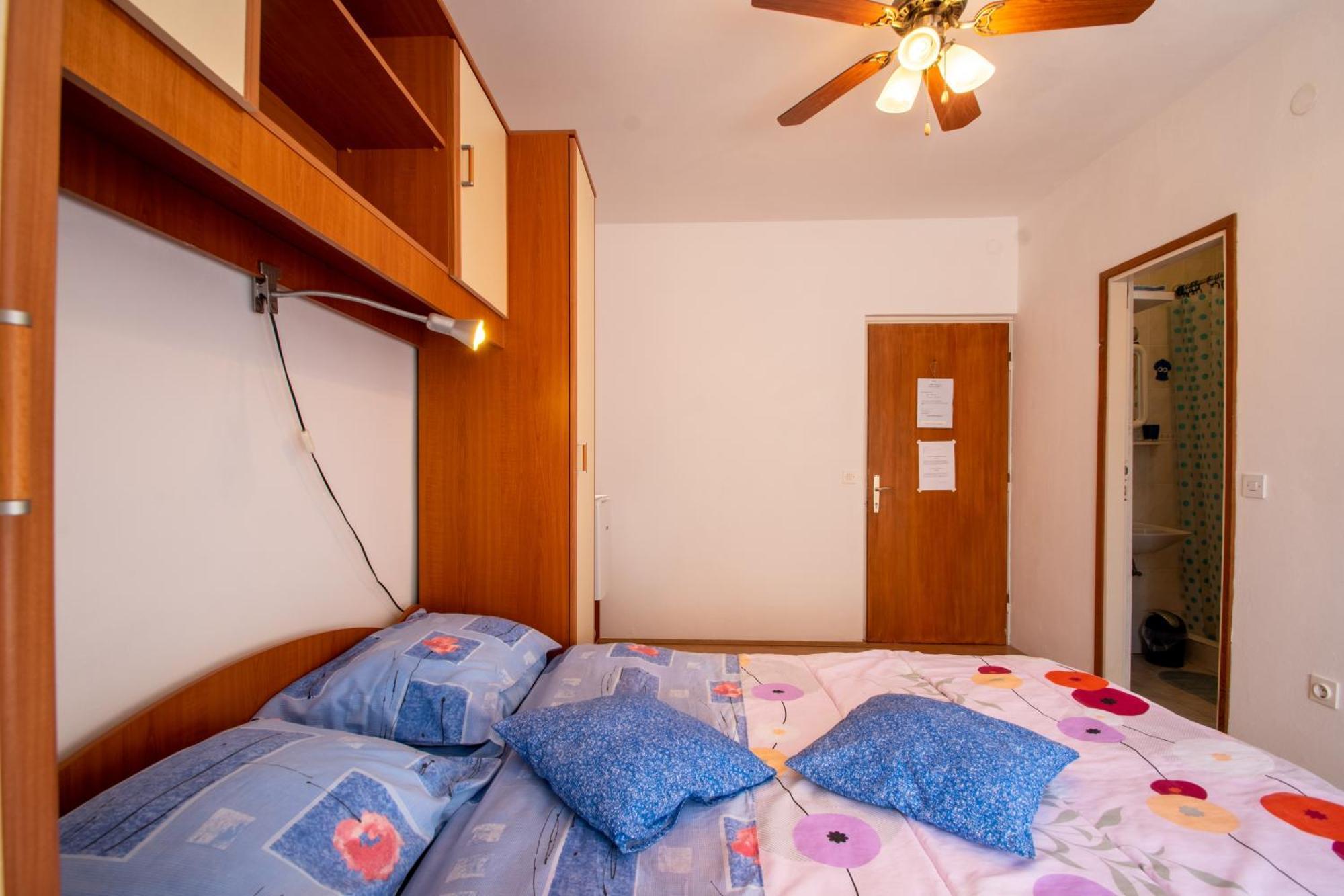 Apartments And Rooms With Parking Space مالي ستون الغرفة الصورة