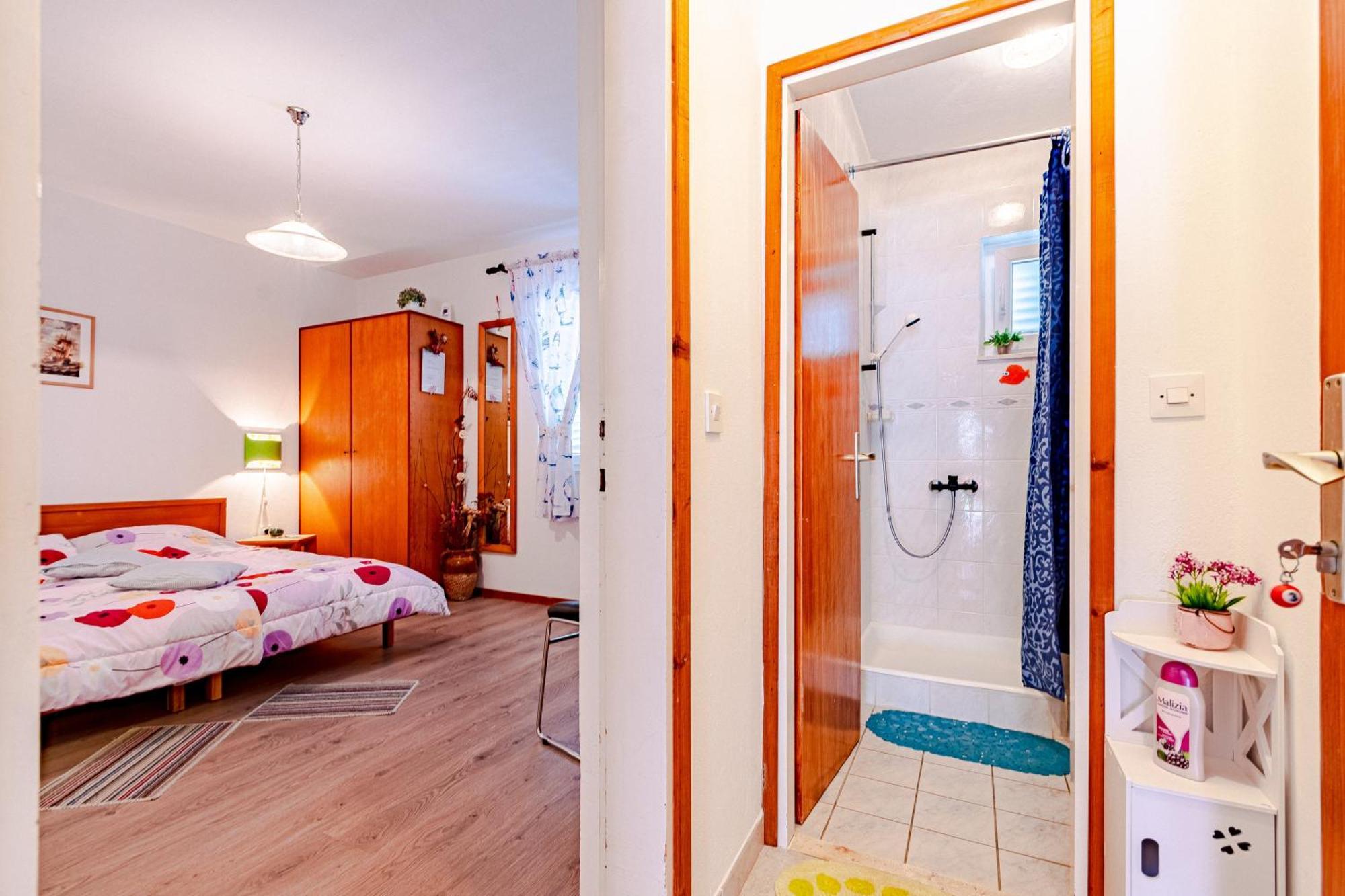 Apartments And Rooms With Parking Space مالي ستون الغرفة الصورة
