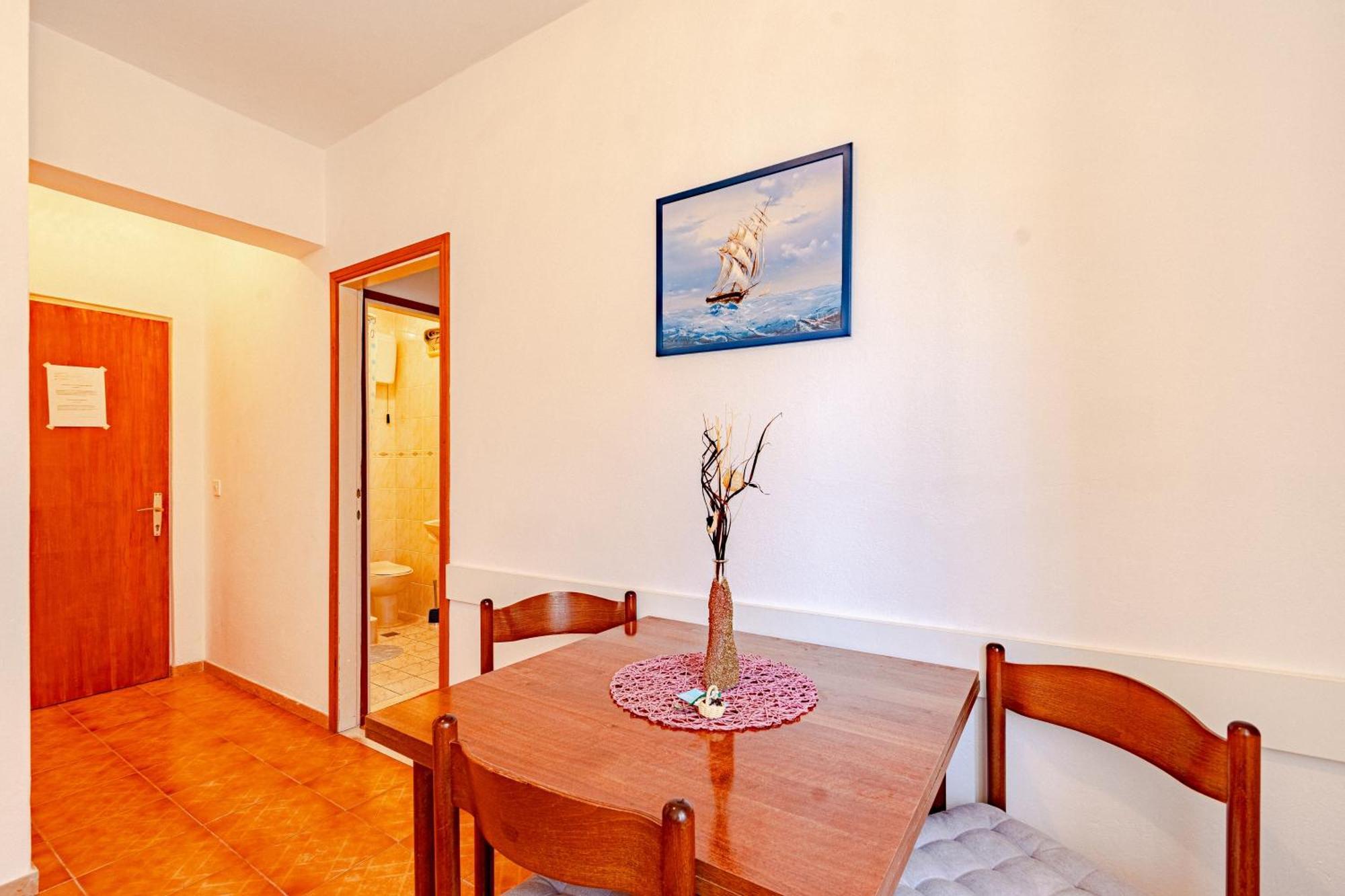 Apartments And Rooms With Parking Space مالي ستون الغرفة الصورة